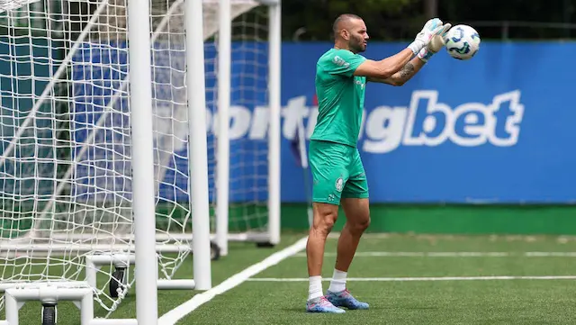 Weverton avança em recuperação e volta a treinar com bola no Palmeiras Weverton avança em recuperação e volta a treinar com bola no Palmeiras
