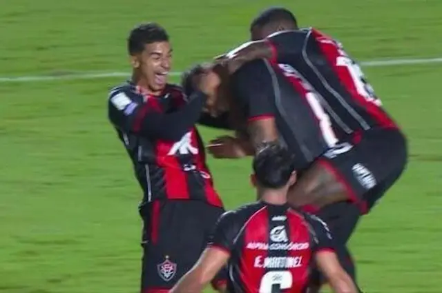 Vitória goleia Coritiba em jogo "maluco" no Barradão e encosta no G6 do Brasileirão Vitória goleia Coritiba em jogo "maluco" no Barradão e encosta no G6 do Brasileirão