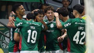 Imagem da noticia Palmeiras sofre, mas vence o Athletico-PR e segue confortável na liderança