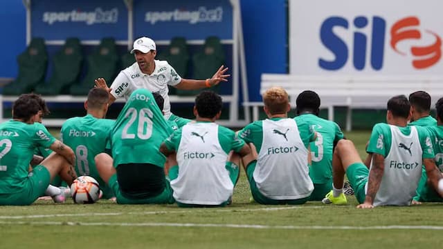 Com poucos reforços, Palmeiras mira contratações de alvos "bem identificados" Com poucos reforços, Palmeiras mira contratações de alvos "bem identificados"