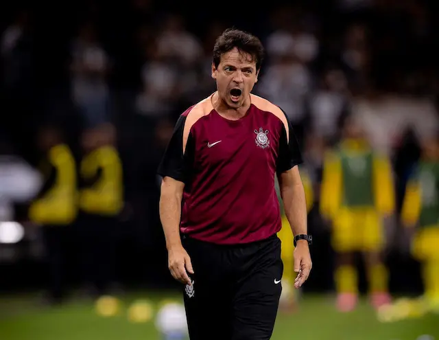Fernando Diniz detona arbitragem após primeira derrota no Corinthians: "Errou tudo" Fernando Diniz detona arbitragem após primeira derrota no Corinthians: "Errou tudo"