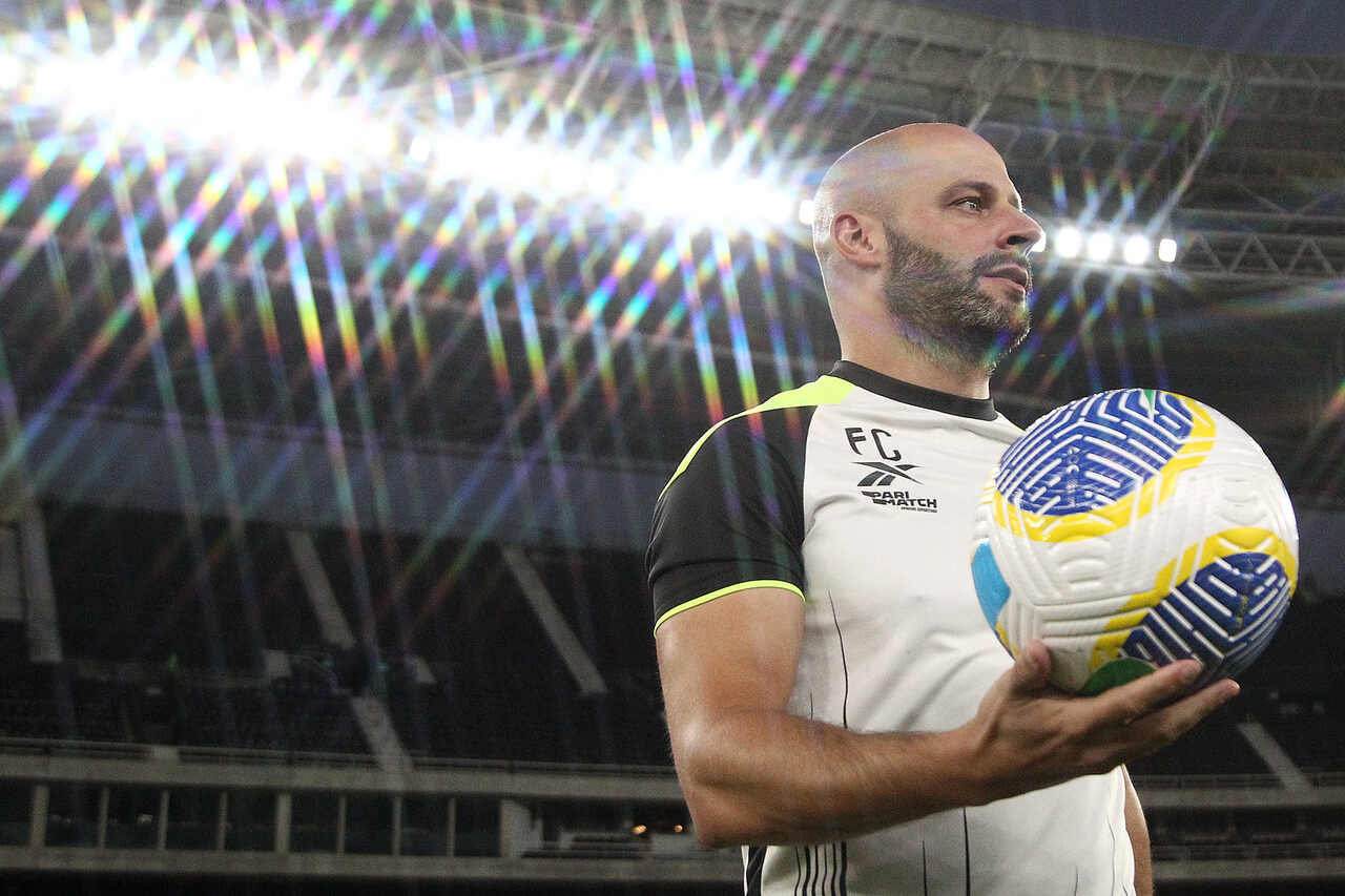 Imagem da noticia Botafogo acerta com Franclim Carvalho até 2027