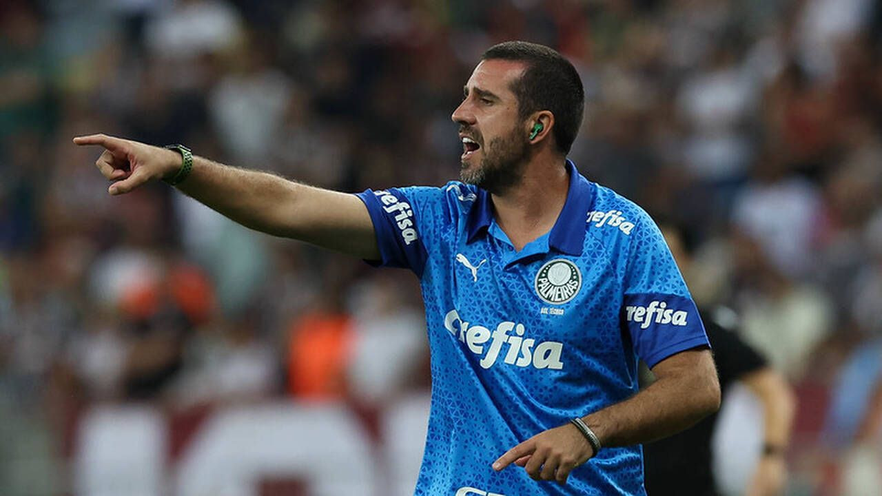 Imagem da noticia Auxiliar de Abel explica confusão no fim do jogo do Palmeiras: "O treinador me xingou de tudo"