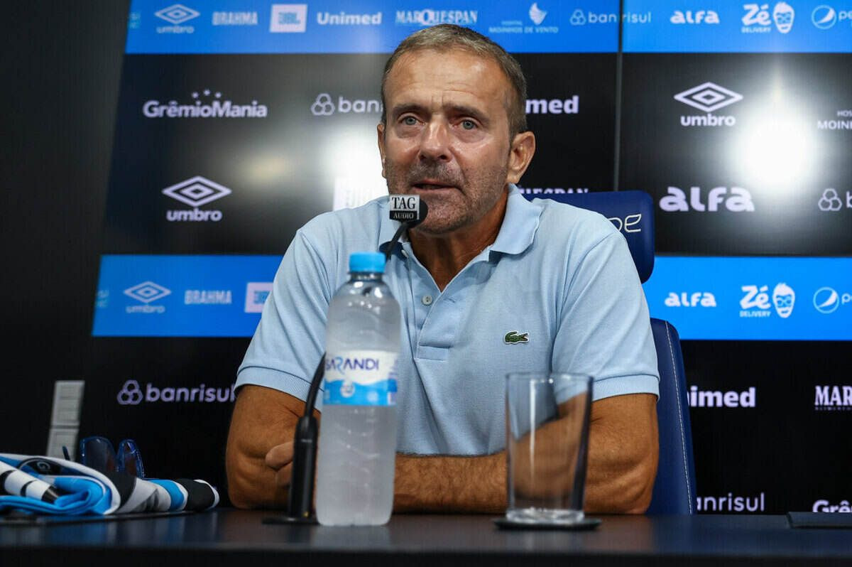 Imagem da noticia Diretor do Grêmio 'rouba' coletiva de Mano e dispara contra arbitragem