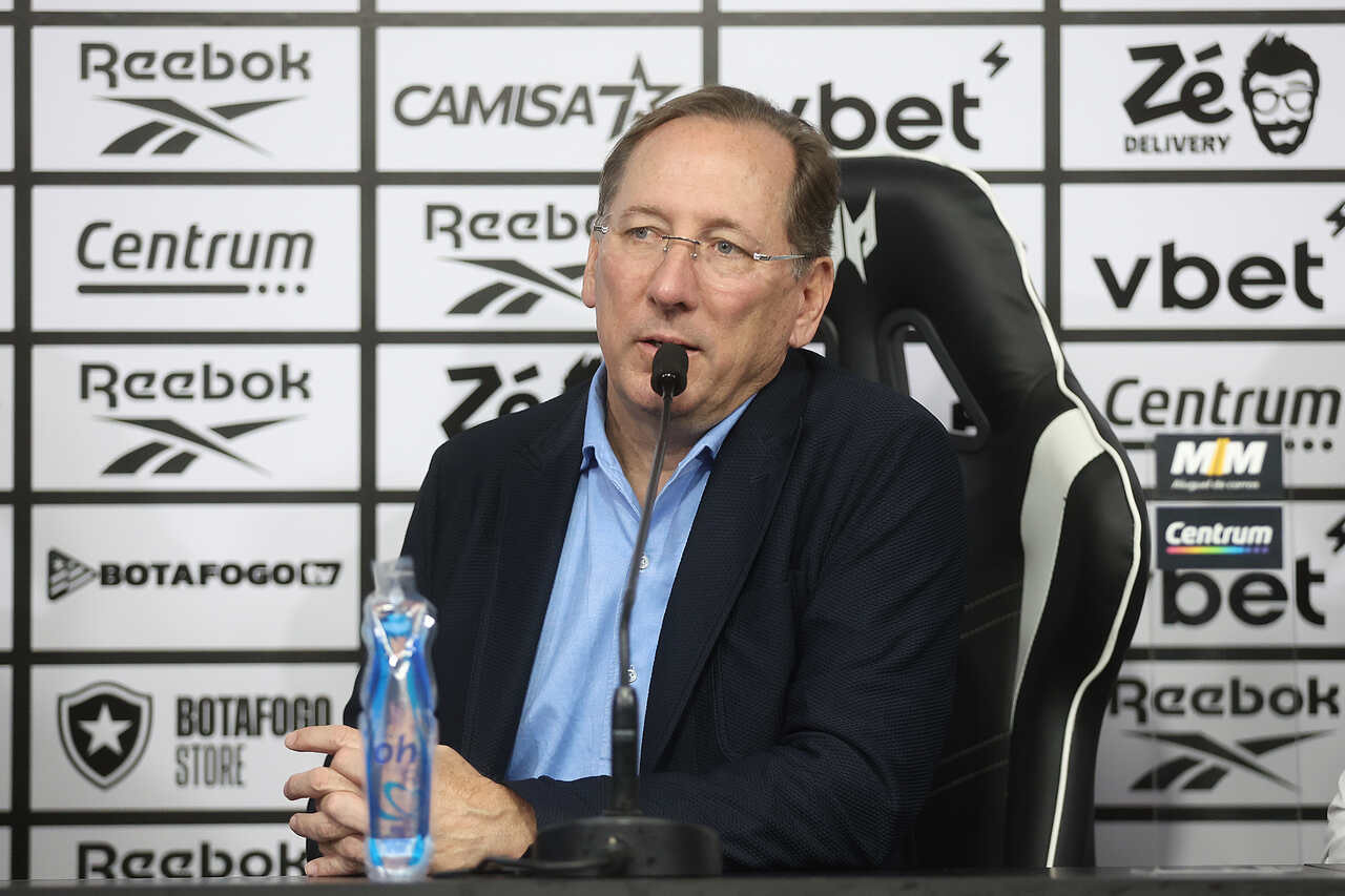 Imagem da noticia Textor admite erros após eliminação do Botafogo: "Fracassamos nos objetivos de títulos nas Copas"