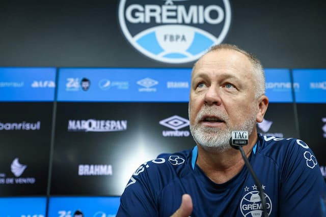 Mano deixa futuro com a direção do Grêmio: "Não vai partir do treinador" Mano deixa futuro com a direção do Grêmio: "Não vai partir do treinador"