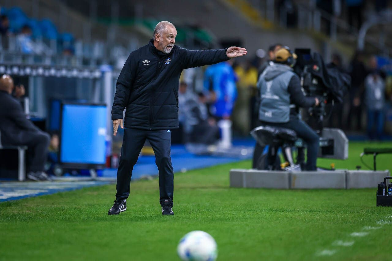 Imagem da noticia Mano Menezes vê evolução do Grêmio e defende jogadores criticados