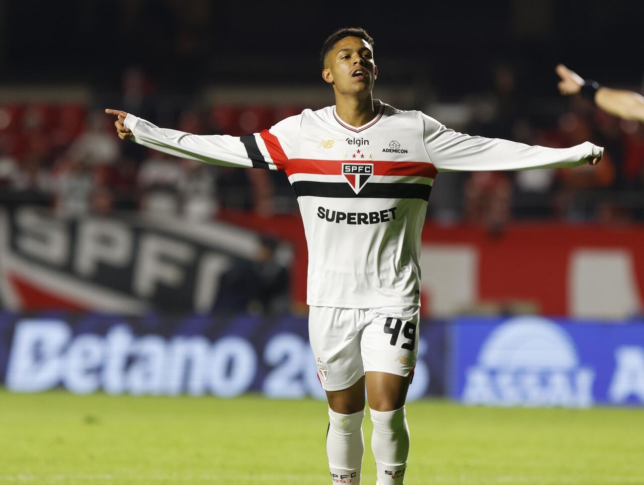 Imagem da noticia São Paulo: Ryan Francisco passa por cirurgia no joelho e só volta em 2026