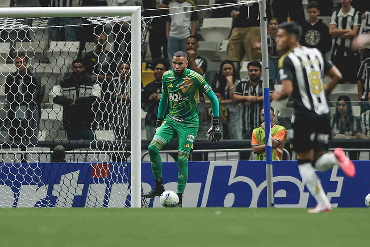 Imagem da noticia Everson brilha, Atlético bate Bucaramanga nos pênaltis e avança na Sul-Americana