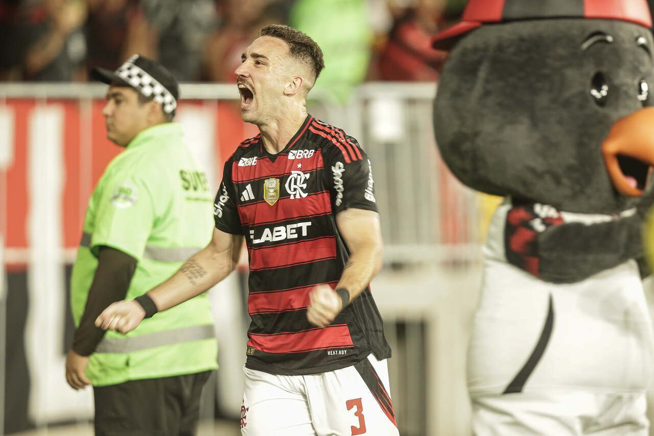 Imagem da noticia Flamengo vence o Atlético e assume a liderança isolada do Brasileirão