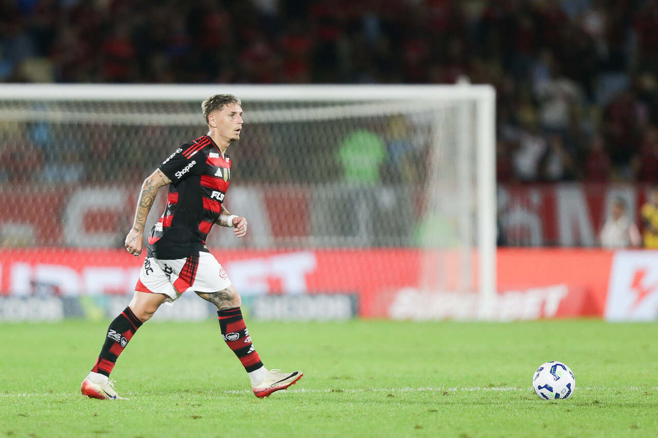 Imagem da noticia Varela explica como "orientou" Rony em gol perdido em Flamengo x Atlético