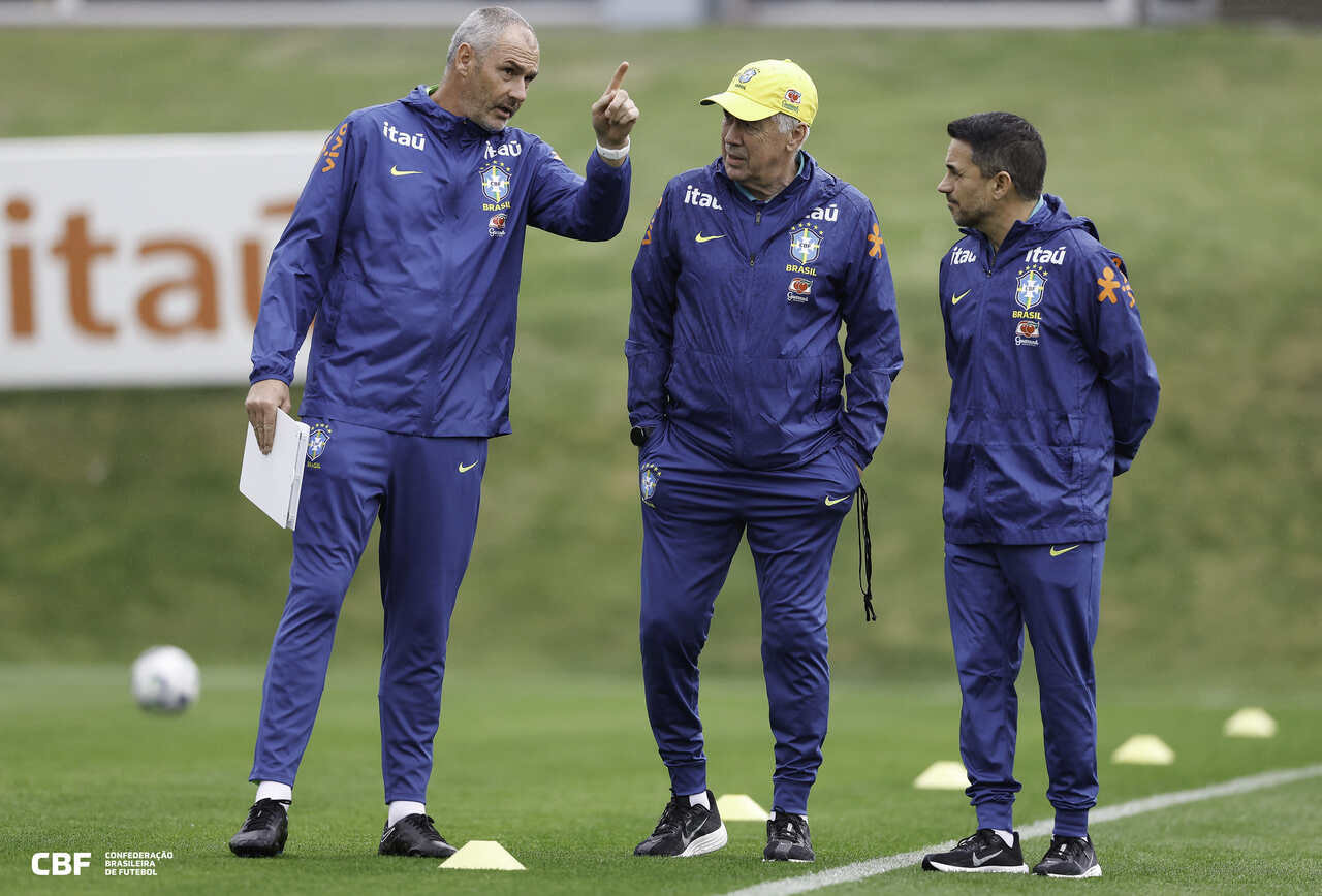 Imagem da noticia Treino da Seleção tem elenco completo, mas escalação ainda é mistério