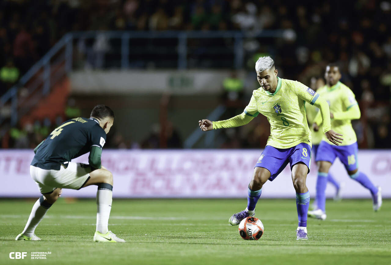 Imagem da noticia Bruno Guimarães protesta contra pênalti marcado e avalia desempenho do Brasil nas Eliminatórias