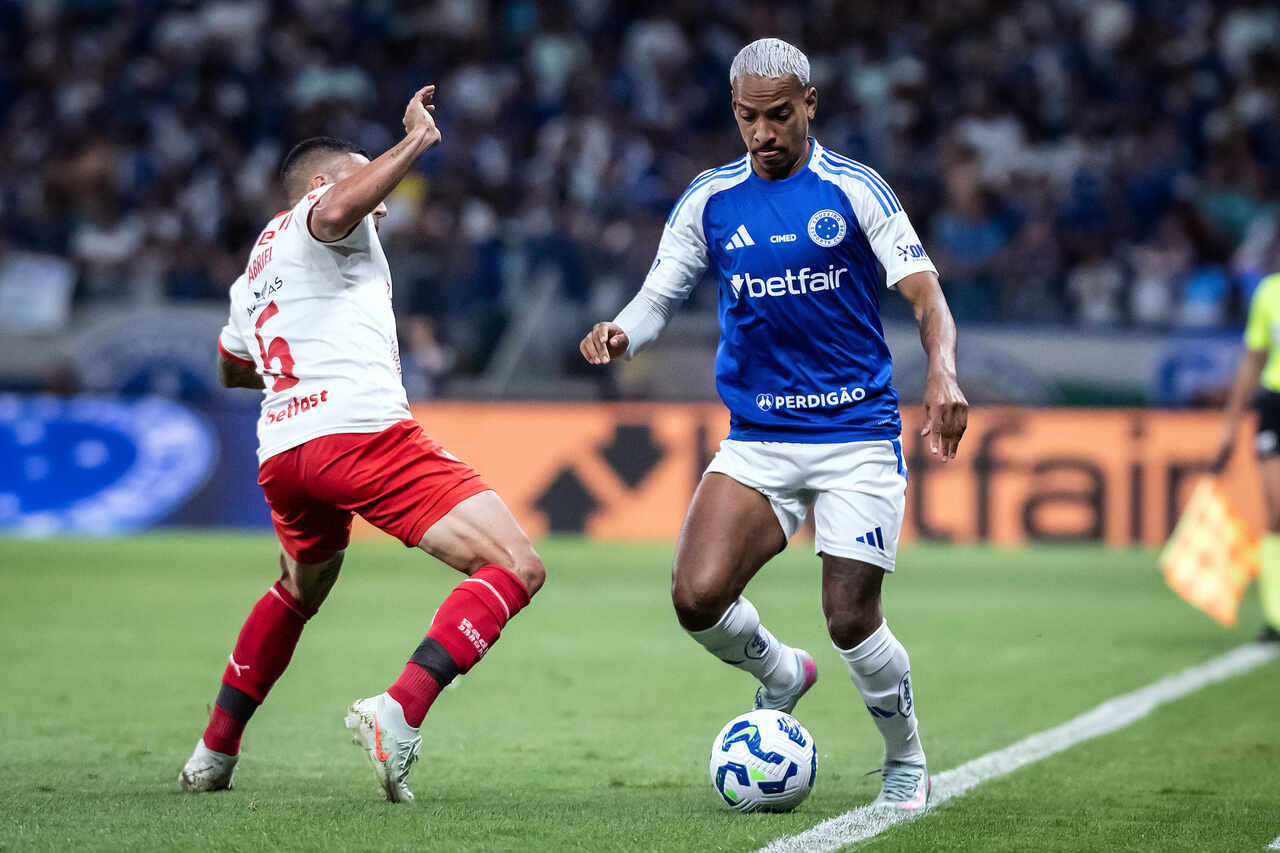 Imagem da noticia Cruzeiro bate o Bragantino, de virada, e cola no Flamengo