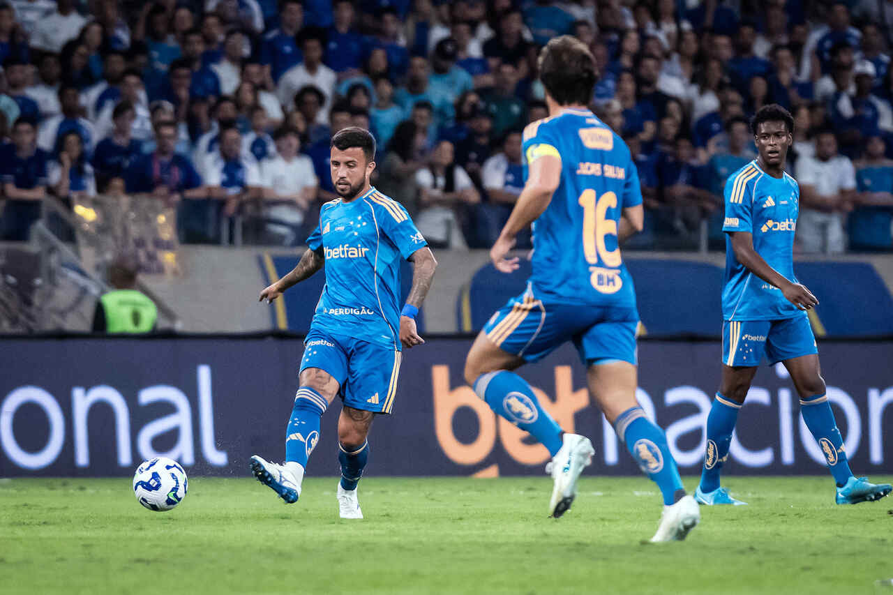 Imagem da noticia Cruzeiro confirma fratura em duas costelas do volante Matheus Henrique