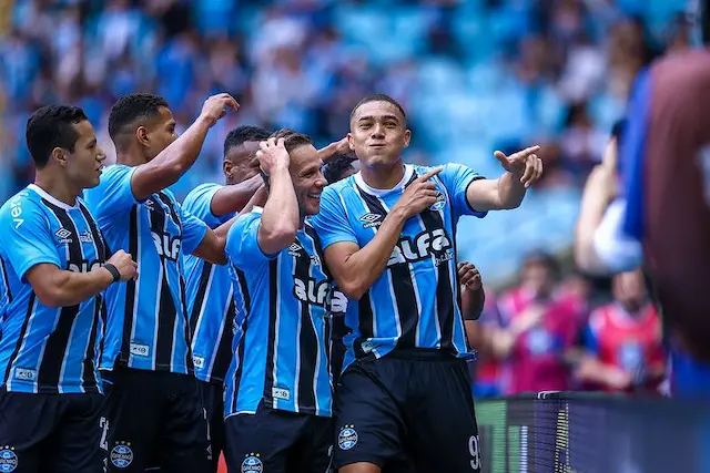 Carlos Vinicius faz hat-trick, e Grêmio vence o Juventude na Arena Carlos Vinicius faz hat-trick, e Grêmio vence o Juventude na Arena