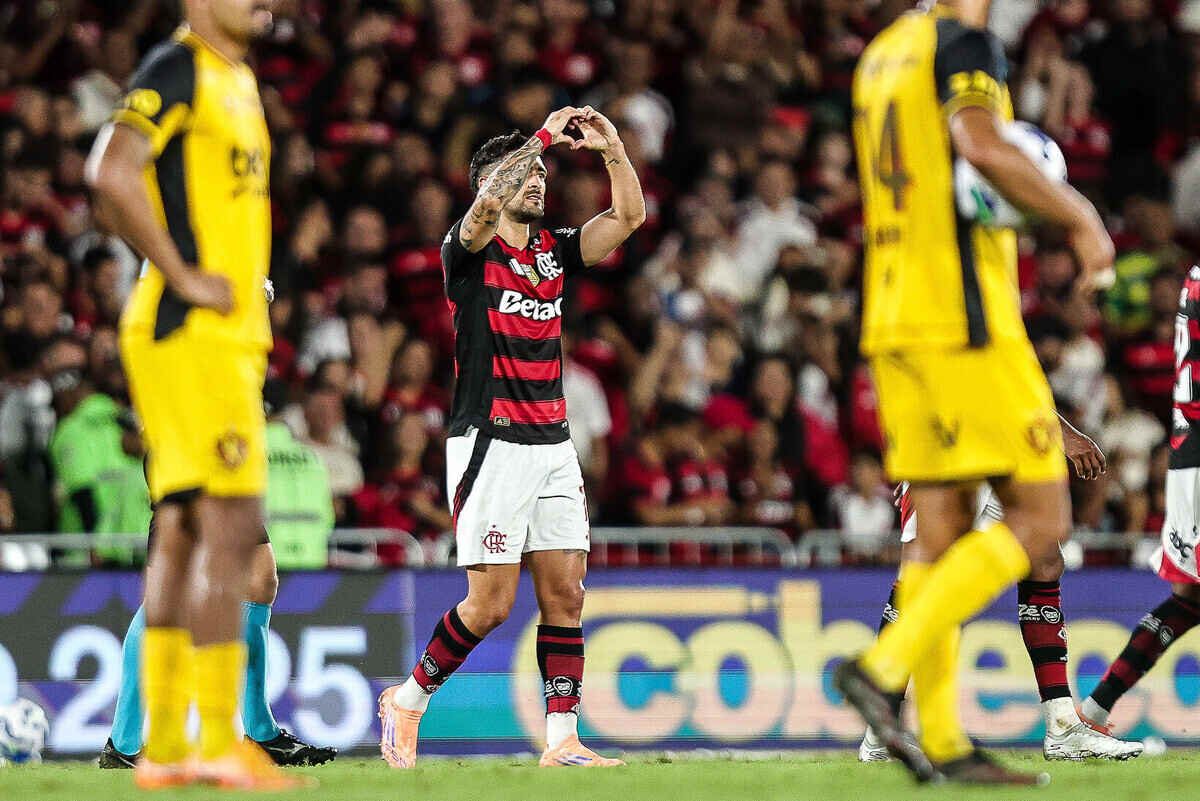 Imagem da noticia Arrascaeta marca golaço e se torna maior artilheiro estrangeiro do Flamengo