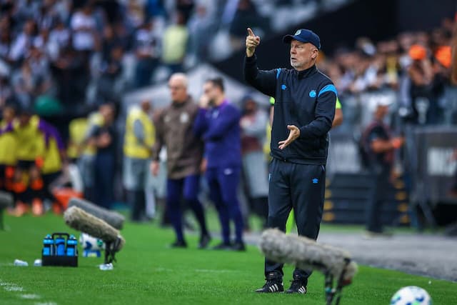 Mano Menezes analisa derrota do Grêmio: "Fizemos um jogo igual" Mano Menezes analisa derrota do Grêmio: "Fizemos um jogo igual"