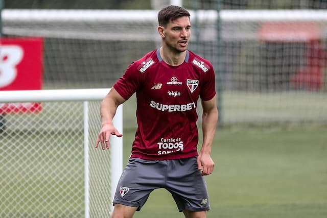 Cédric perde espaço no São Paulo após chegada de reforço Cédric perde espaço no São Paulo após chegada de reforço