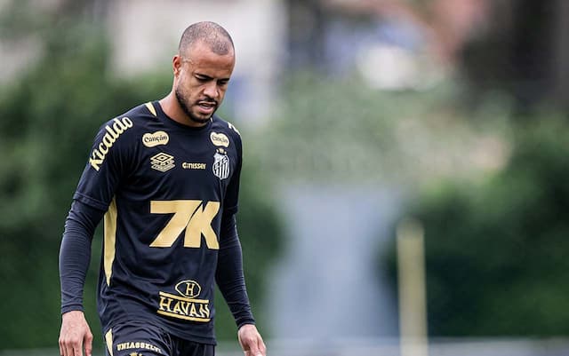 A pedido de Cuca, Santos trabalha para recuperar Mayke A pedido de Cuca, Santos trabalha para recuperar Mayke