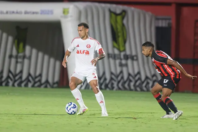 Internacional se complica e perde para o Vitória, que dorme fora do Z4 Internacional se complica e perde para o Vitória, que dorme fora do Z4