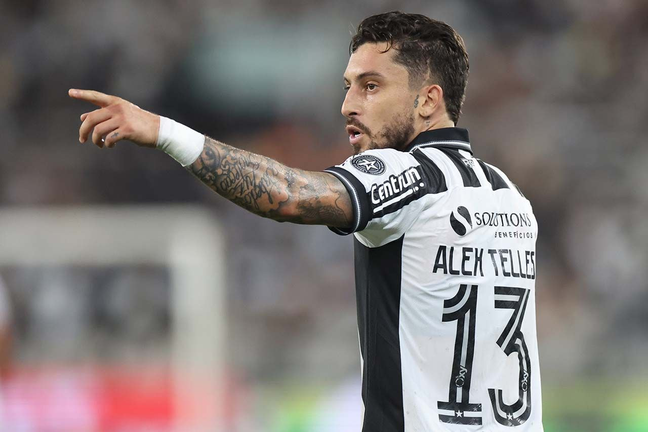 Imagem da noticia Alex Telles celebra gol de pênalti depois de erro na Copa do Brasil: "Simbolizou muito"