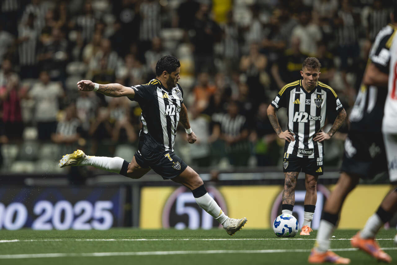 Imagem da noticia Hulk marca gol 500 e Atlético aniquila o Bahia para subir na tabela do Brasileirão