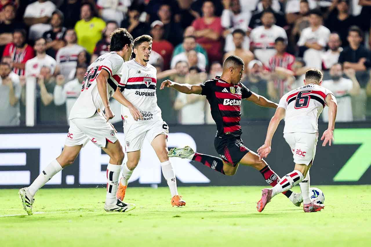 Imagem da noticia São Paulo e Flamengo empatam em grande jogo na Vila Belmiro