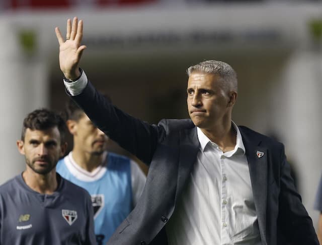 Crespo elogia entrega do São Paulo e destaca improviso de Ferreira: “Base está sólida'' Crespo elogia entrega do São Paulo e destaca improviso de Ferreira: “Base está sólida''