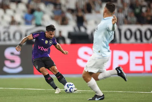 Artur assume protagonismo no Botafogo e encosta em Igor Jesus Artur assume protagonismo no Botafogo e encosta em Igor Jesus