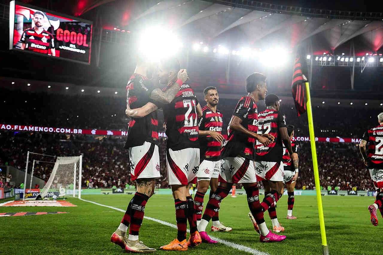 Imagem da noticia Flamengo atropela Bragantino e fica perto do título do Brasileirão