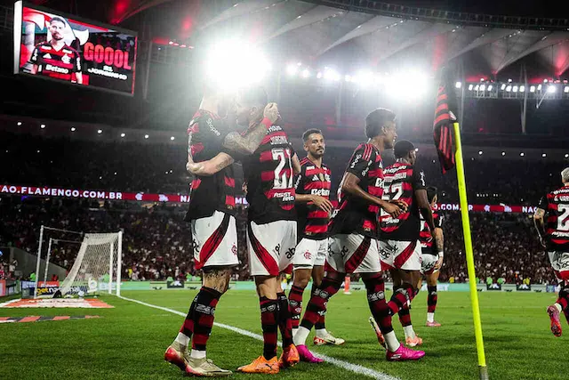 Flamengo atropela Bragantino e fica perto do título do Brasileirão Flamengo atropela Bragantino e fica perto do título do Brasileirão