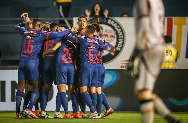 Bragantino goleia, mira G8 e empurra o Vitória para o Z4 Bragantino goleia, mira G8 e empurra o Vitória para o Z4