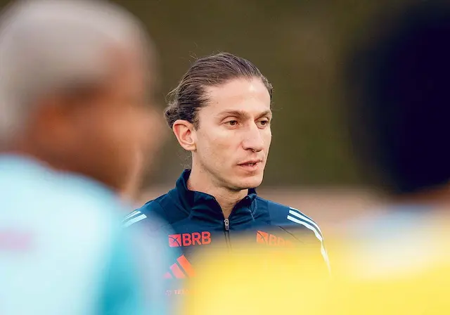 Filipe Luís mostra confiança em "neutralizar" o PSG no Intercontinental Filipe Luís mostra confiança em "neutralizar" o PSG no Intercontinental