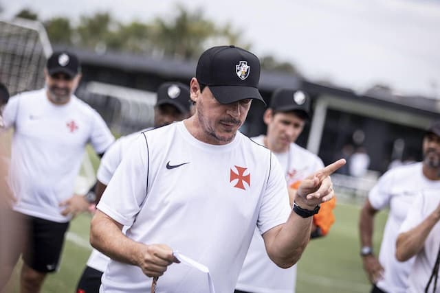 Diniz destaca elenco do Vasco e afirma contar com Vegetti em 2026 Diniz destaca elenco do Vasco e afirma contar com Vegetti em 2026