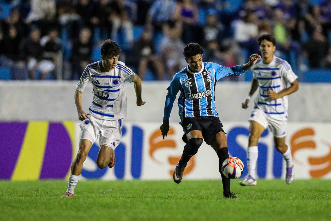 Imagem da noticia Em jogo com lance polêmico, Cruzeiro supera Grêmio e é finalista da Copinha