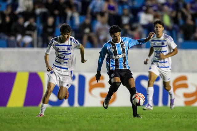 Em jogo com lance polêmico, Cruzeiro supera Grêmio e é finalista da Copinha Em jogo com lance polêmico, Cruzeiro supera Grêmio e é finalista da Copinha