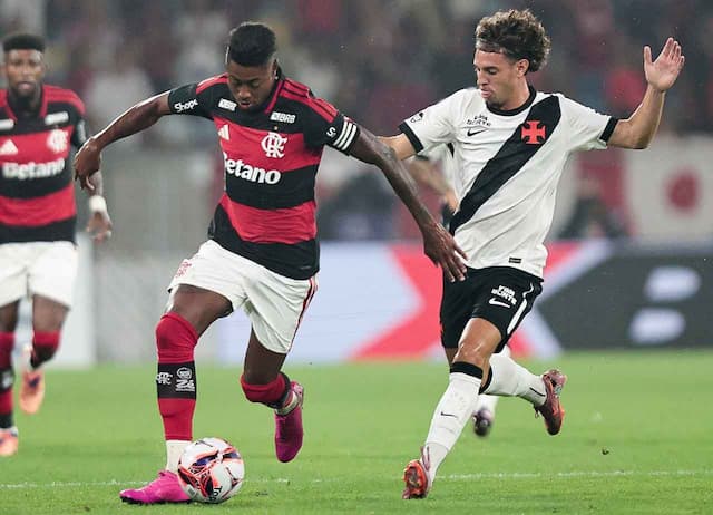 Bruno Henrique celebra vitória do Flamengo na estreia do time principal Bruno Henrique celebra vitória do Flamengo na estreia do time principal