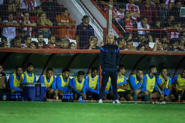Luís Castro despista sobre Gre-Nal após vitória em Bagé: "Todos estão em condições de jogar" Luís Castro despista sobre Gre-Nal após vitória em Bagé: "Todos estão em condições de jogar"