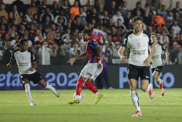 Corinthians sofre a virada para o Bahia e é derrotado na estreia do Brasileirão Corinthians sofre a virada para o Bahia e é derrotado na estreia do Brasileirão