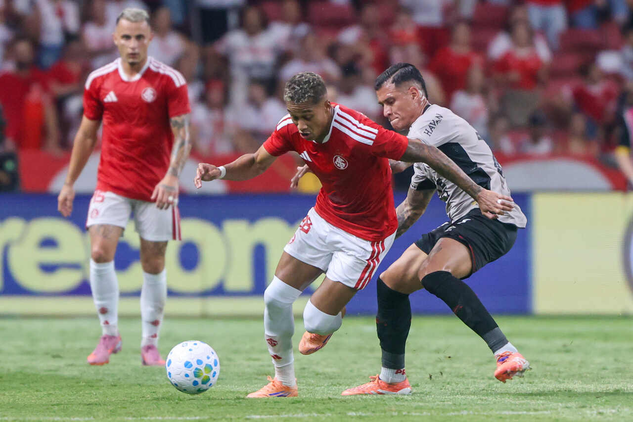 Imagem da noticia Internacional tem dois gols anulados e perde para o Athletico-PR