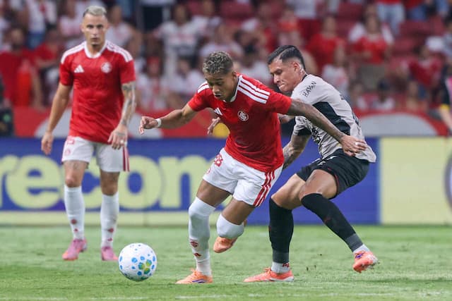 Internacional tem dois gols anulados e perde para o Athletico-PR Internacional tem dois gols anulados e perde para o Athletico-PR