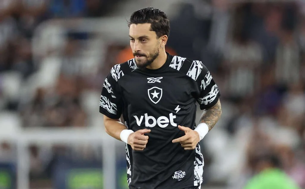 Imagem da noticia Alex Telles releva derrota do Botafogo em clássico: ''Não muda nada''