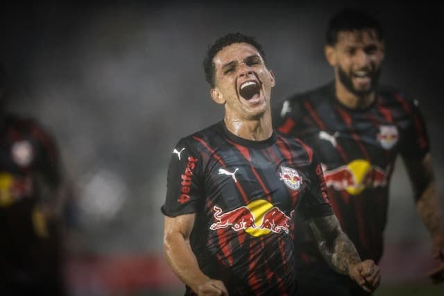 Bragantino segura pressão e vence o Atlético no Brasileirão