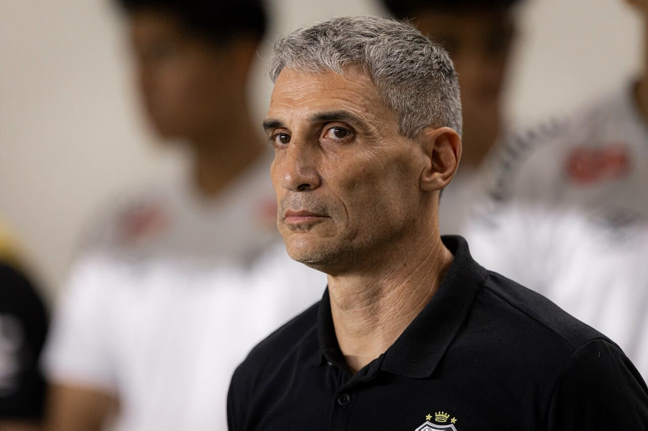 Imagem da noticia Vojvoda comenta sobre dificuldades do Santos no mercado: "Não é fácil"