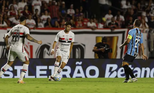 Bobadilla tem trauma na coxa e fica fora do treino do São Paulo Bobadilla tem trauma na coxa e fica fora do treino do São Paulo