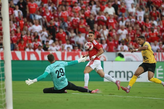 Internacional goleia o Ypiranga e confirma vaga na final do Gauchão Internacional goleia o Ypiranga e confirma vaga na final do Gauchão