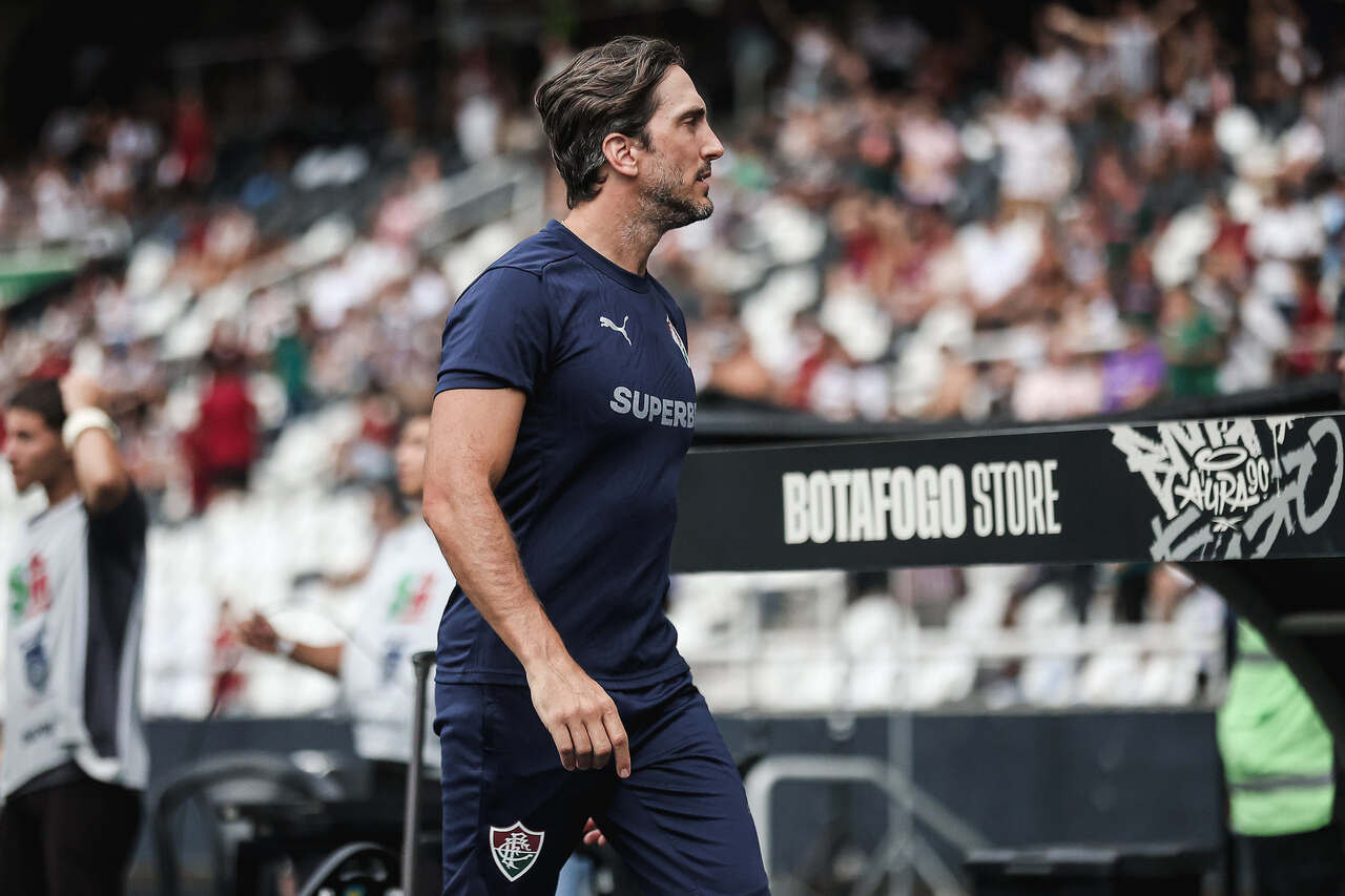 Imagem da noticia Árbitro relata postura e justifica expulsão de Zubeldía em Vasco x Fluminense