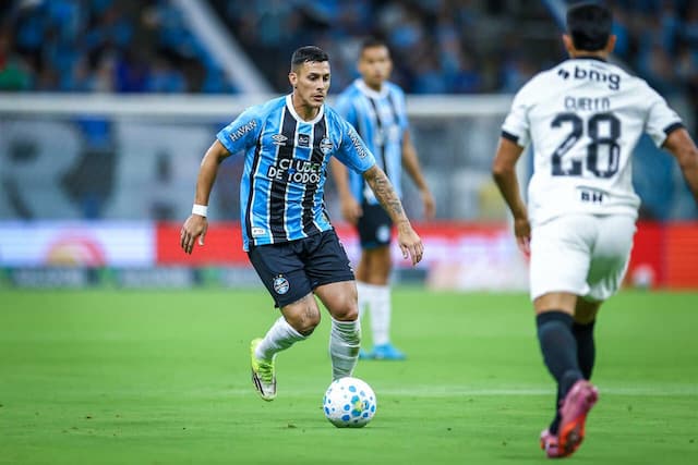 Com golaço de Marlon, Grêmio vence Atlético pelo Brasileirão Com golaço de Marlon, Grêmio vence Atlético pelo Brasileirão