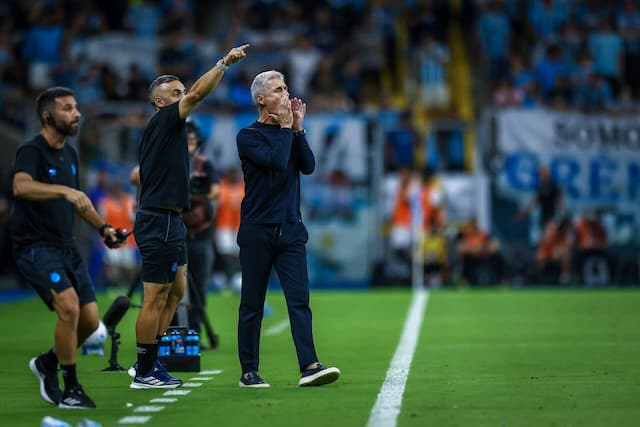 Luís Castro valoriza vitória do Grêmio sobre o Atlético: "Cada jogo é uma final" Luís Castro valoriza vitória do Grêmio sobre o Atlético: "Cada jogo é uma final"